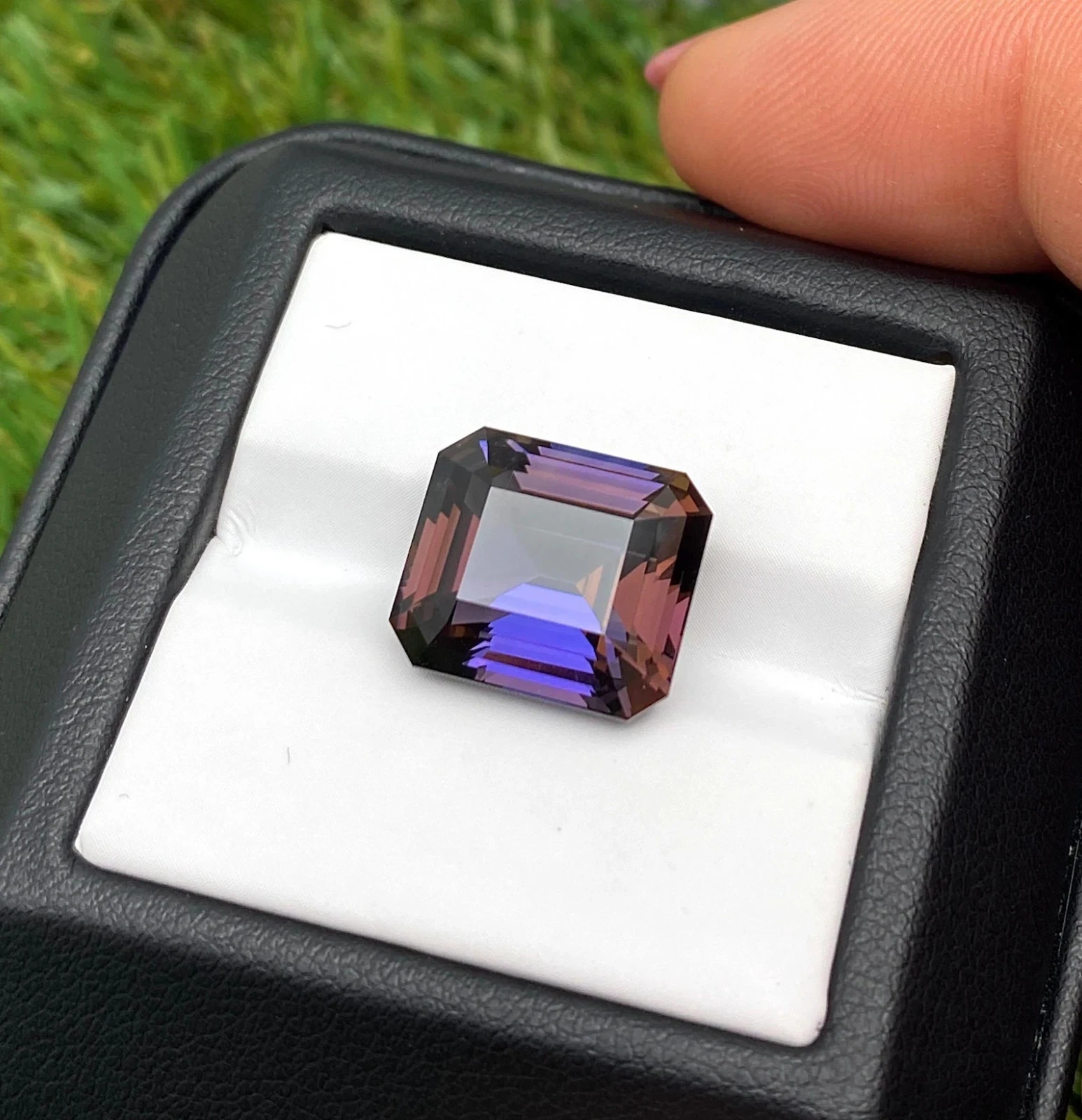 13.54Ct Tanzanite natural gemstone Octagonal, 13.98x12.17x8.89mm GIA Certificate